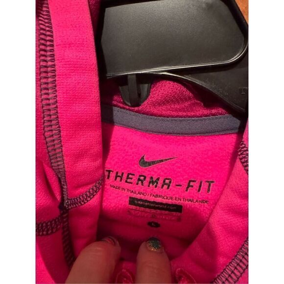 Woman’s Nike Therma fit hoodie - Picture 3 of 4
